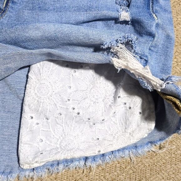 American Eagle Curvy High Rise Super Stretch Distressed Shorts - Size 16 - Picture 6 of 11